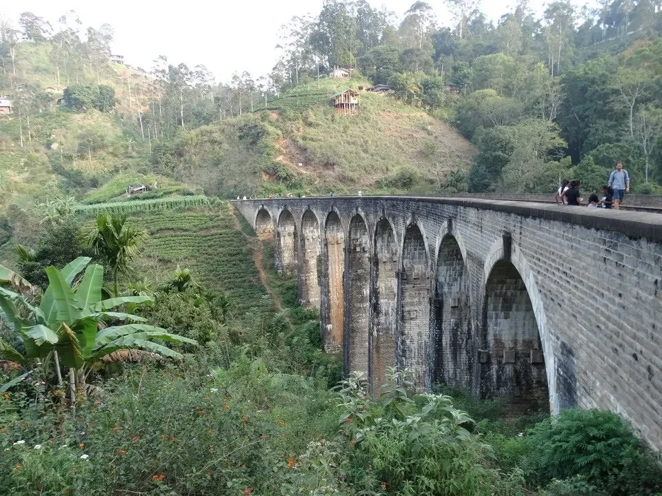 Viadotto in pietra sopra un paesaggio verde e collinare in Sri Lanka.