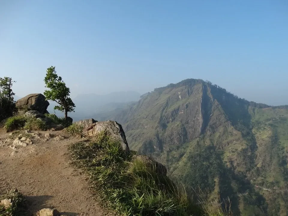 Vista panoramica delle montagne in Sri Lanka dal punto di vista di Ella.