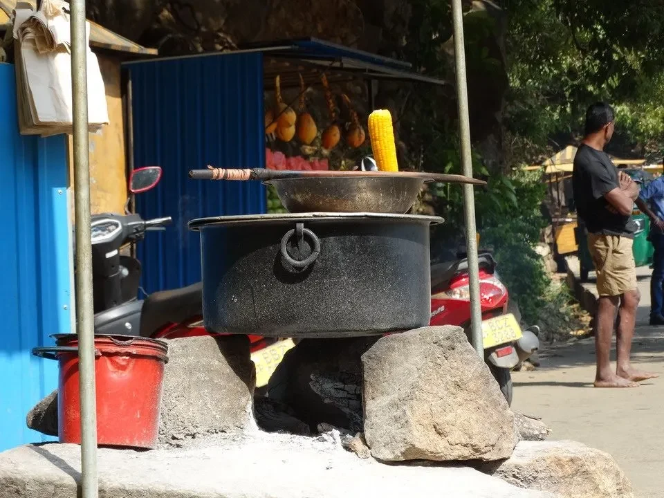 Cibo di strada viene preparato su una griglia all'aperto in Sri Lanka.