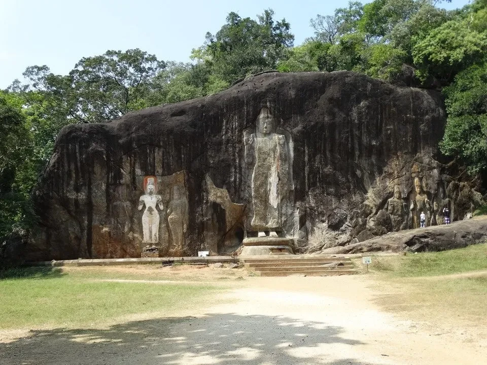 Scultura antica incisa nella roccia di Buduruwagala in Sri Lanka.