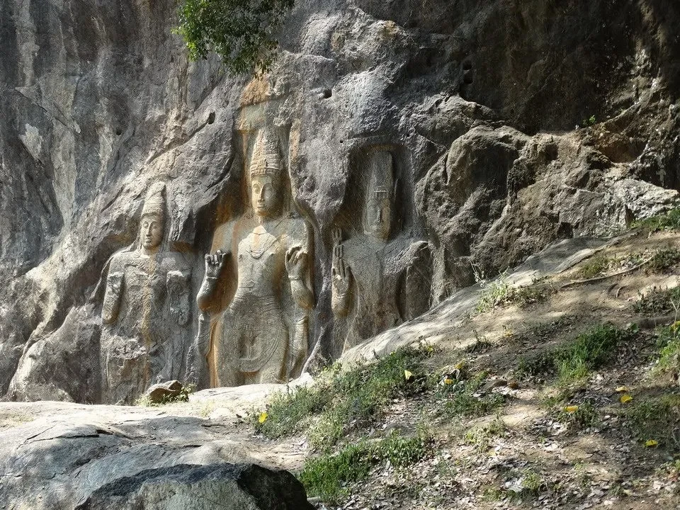 Statue di Buddha incise nella roccia in Sri Lanka.