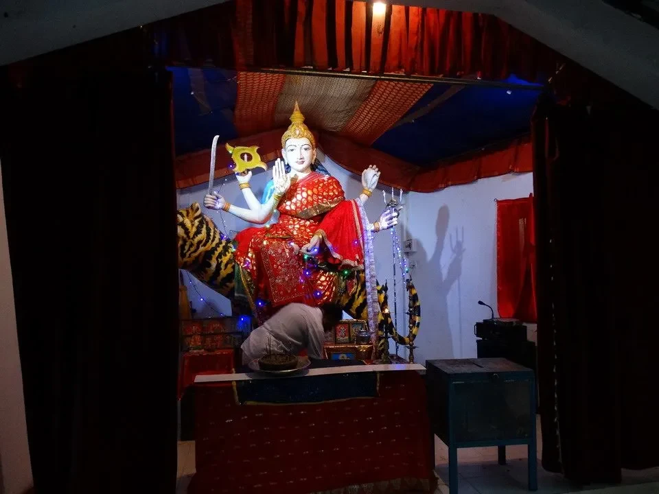 Statua di Buddha decorata in un tempio in Sri Lanka.