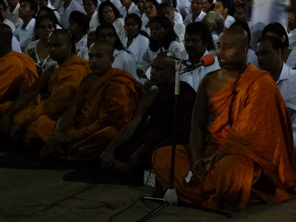 Monaci siedono in silenzio durante un evento religioso in Sri Lanka.