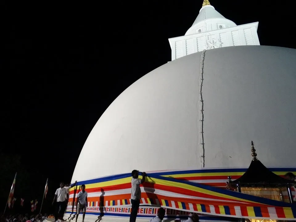Vista notturna del stupa di Kataragama-Kiri-Vihara in Sri Lanka.