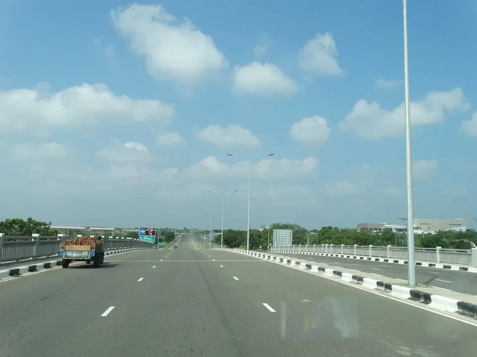 Una strada a più corsie attraversa un paesaggio aperto in Sri Lanka.