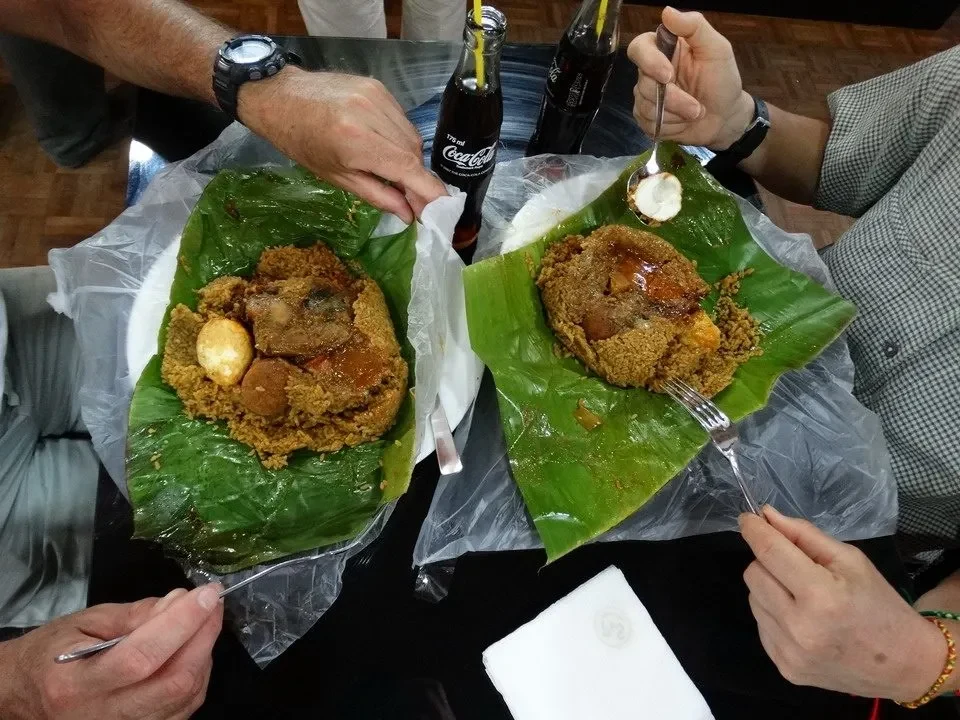 Un pranzo condiviso con lamprais in Sri Lanka.