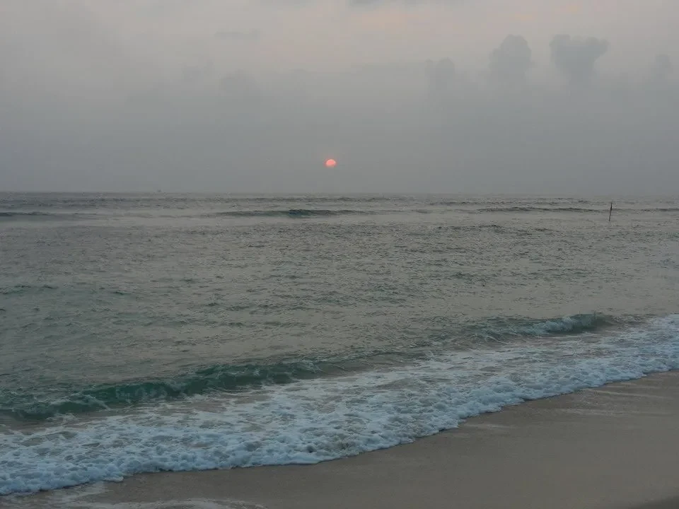Tramonto sereno sull'oceano e sulla spiaggia.