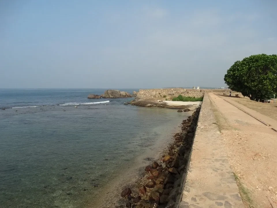 Vista del mare con una scarpata rocciosa e alberi lungo la riva in Sri Lanka.