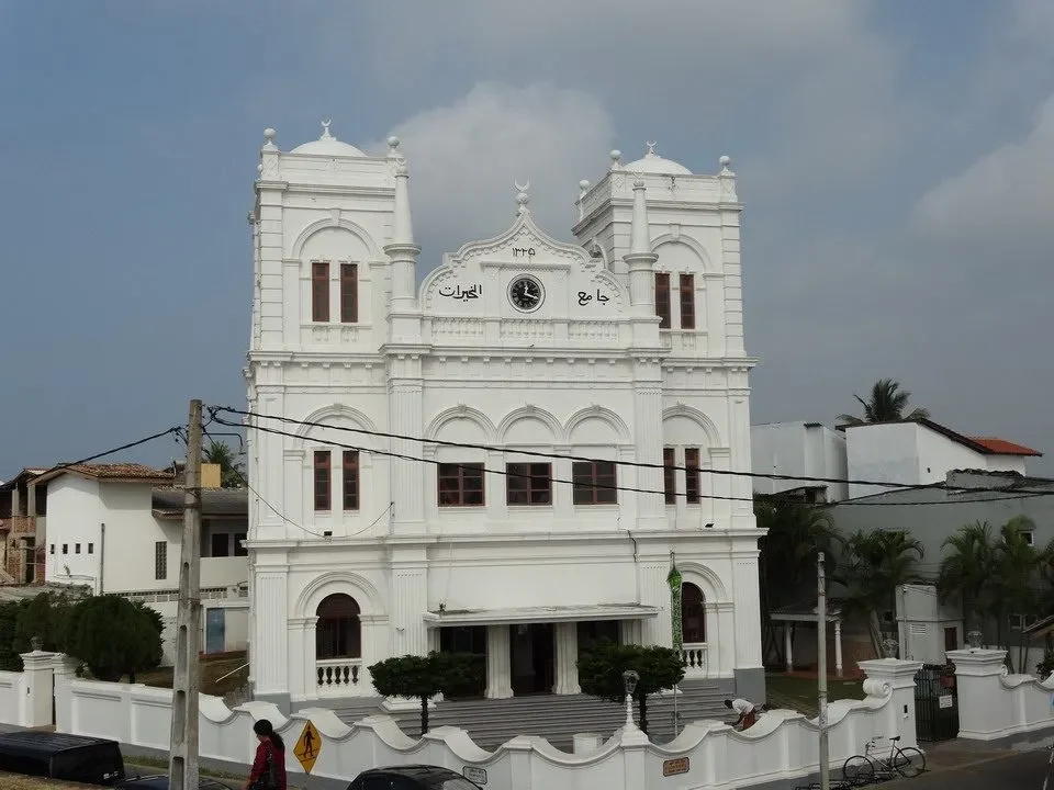 Facciata di un edificio bianco storico in Sri Lanka.