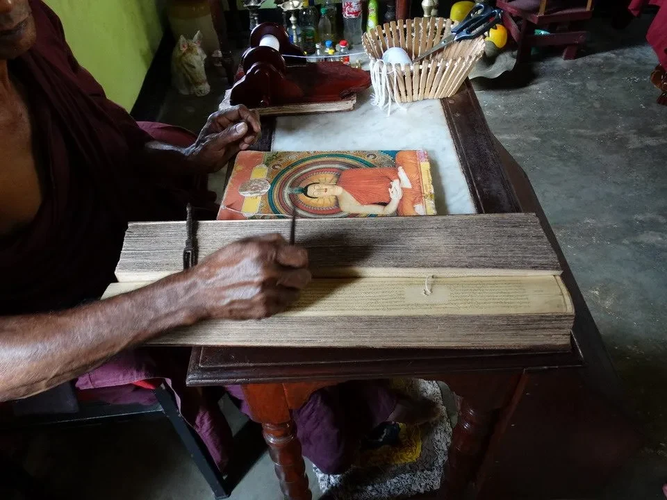 Un uomo lavora su una superficie di legno con altri oggetti artigianali.