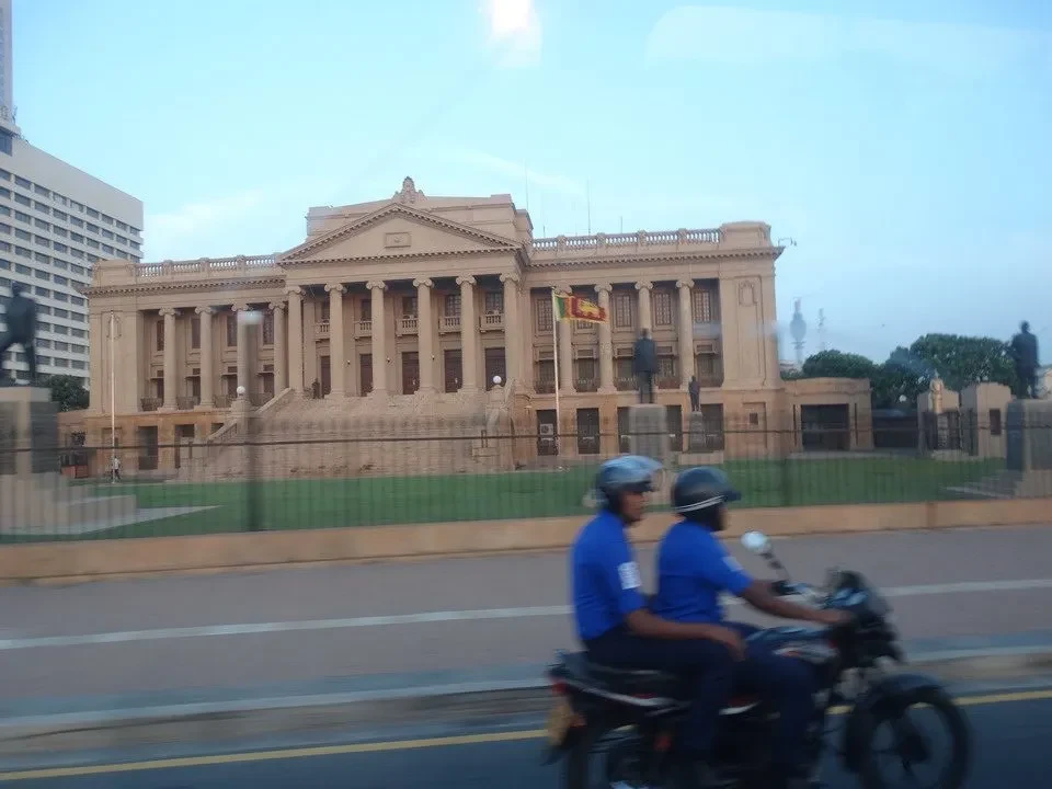 Il palazzo del parlamento di Colombo è visibile lungo una strada trafficata a Sri Lanka.