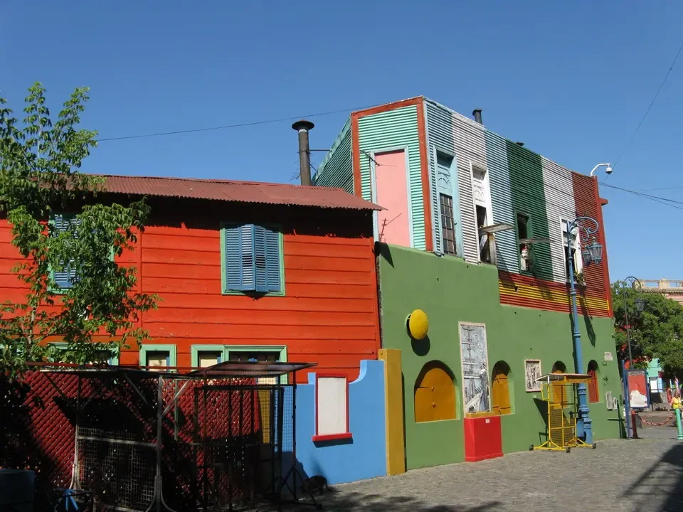 Una facciata colorata di edifici in stile artistico si estende sotto un cielo limpido.