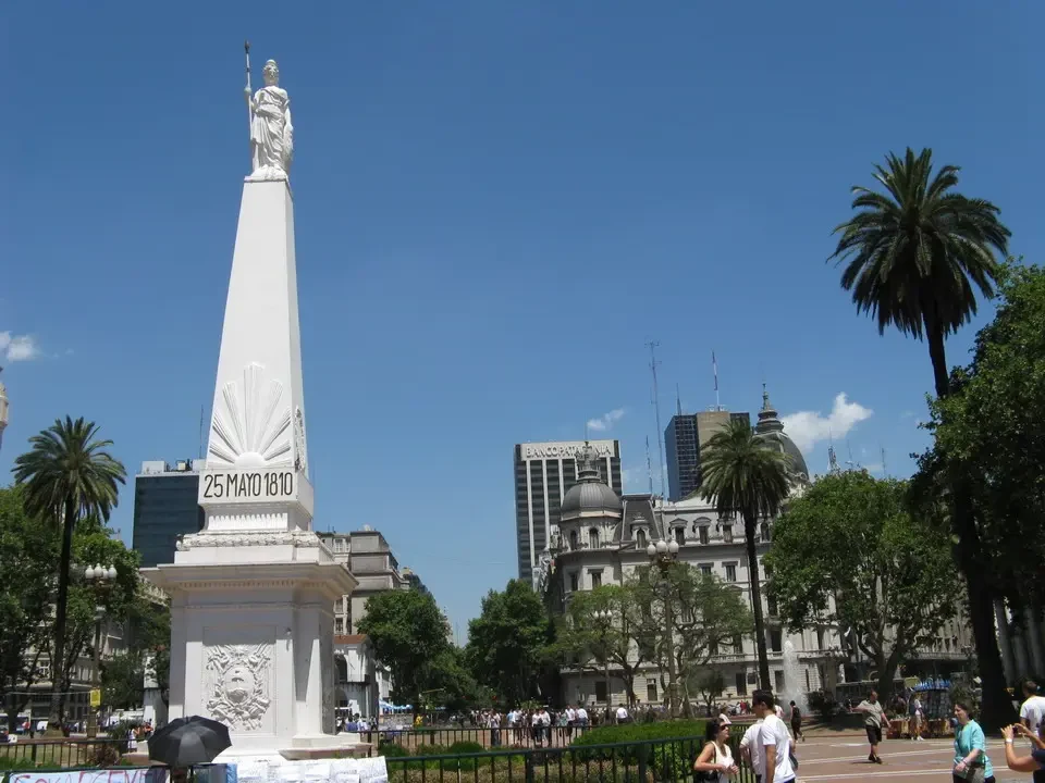 Statua della Libertà in un contesto urbano patagonico.
