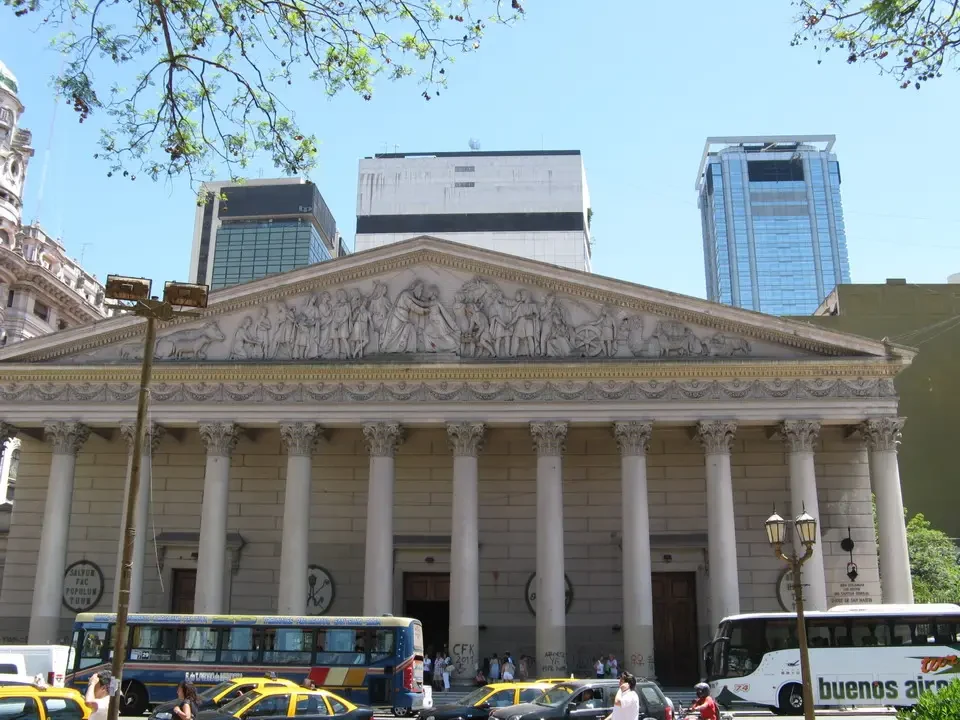Vista della Cattedrale di Mayo in una giornata soleggiata in Patagonia.