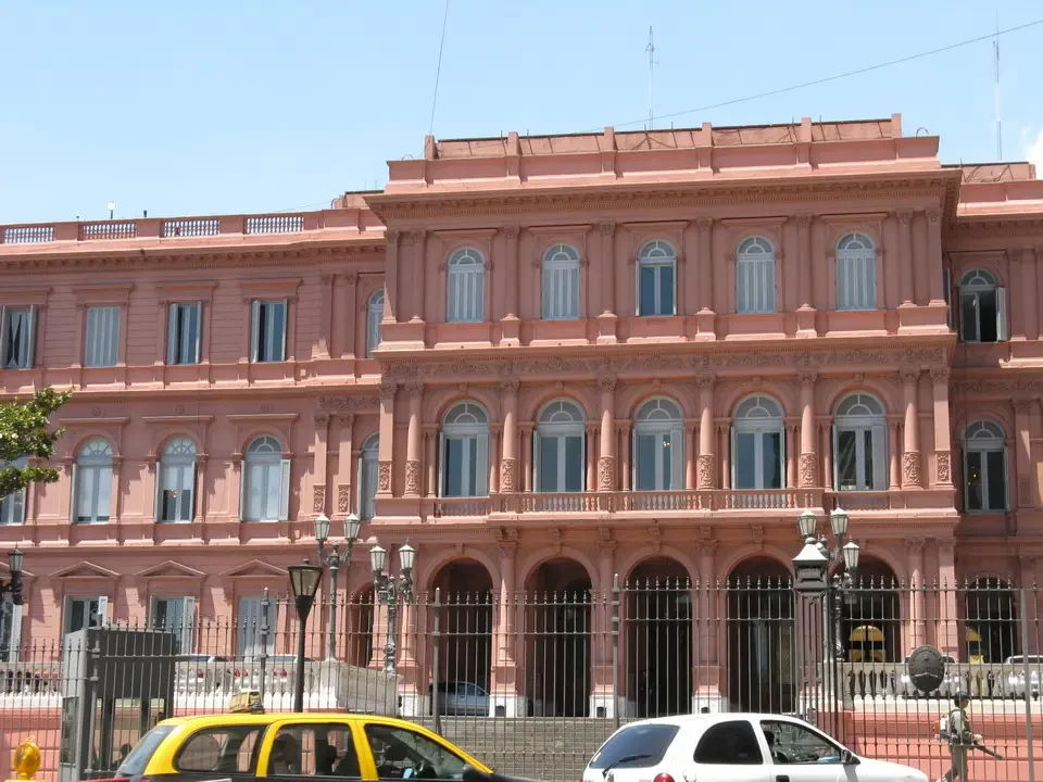 Facciata di un edificio storico in stile coloniale in Patagonia.