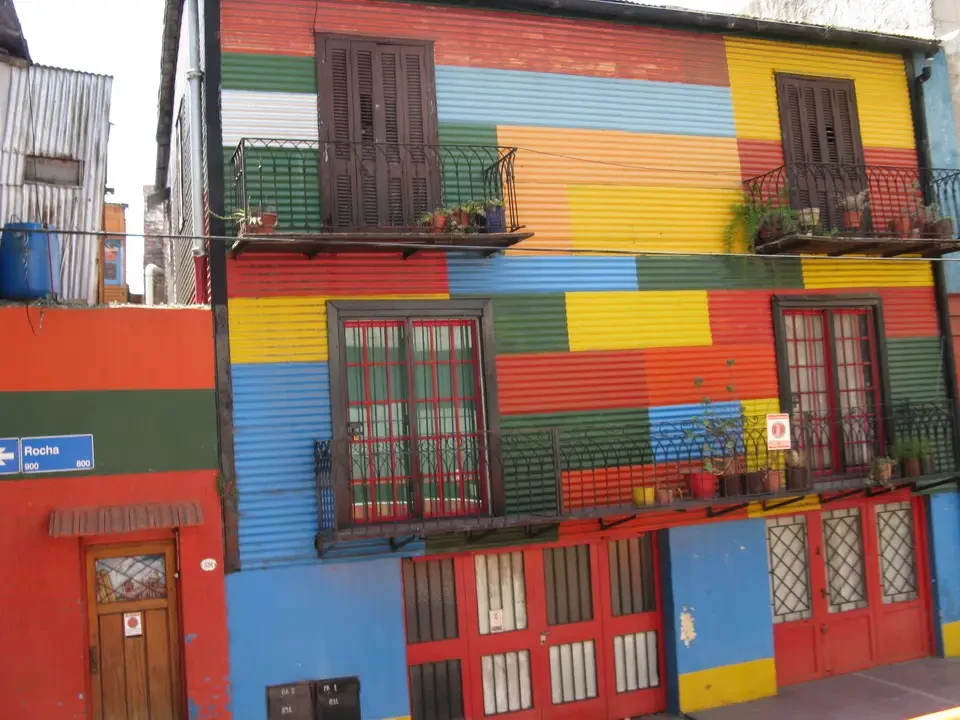 Facciata colorata di un edificio in stile latinoamericano con balconi.