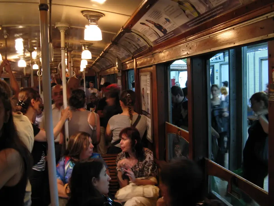 Un interno di un vecchio tram in viaggio attraverso il paesaggio patagonico.