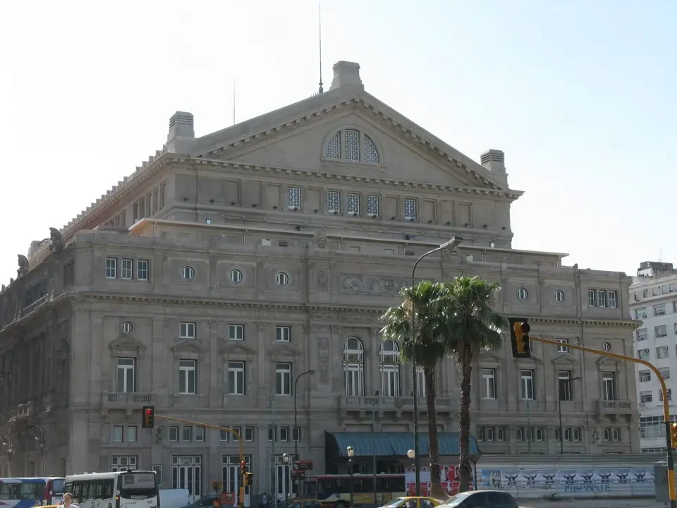 Un edificio storico in stile classico domina la scena urbana.