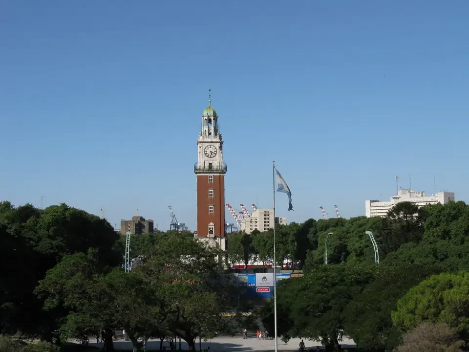 Una torre dell'orologio domina il paesaggio della città in Patagonia.
