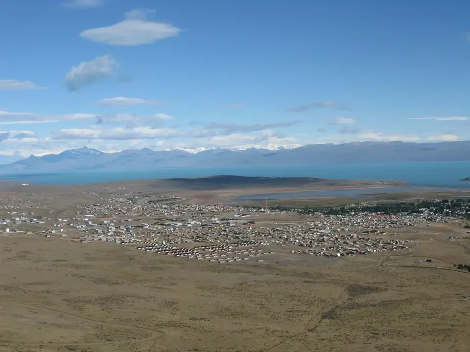 Vista panoramica della città di El Calafate con le montagne circostanti in Patagonia.
