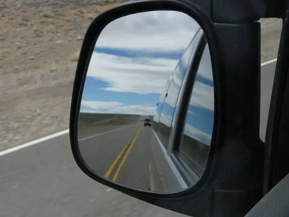 Vista retrovisore del veicolo durante un viaggio in Patagonia.