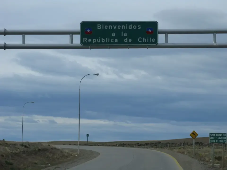 Segnale stradale che indica la strada verso Ushuaia e la frontiera cilena in Patagonia.