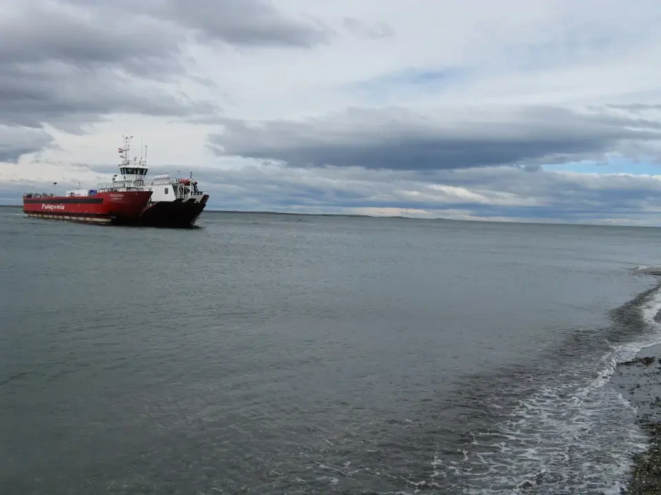 Una nave transita attraverso lo stretto di Magellano in Patagonia.
