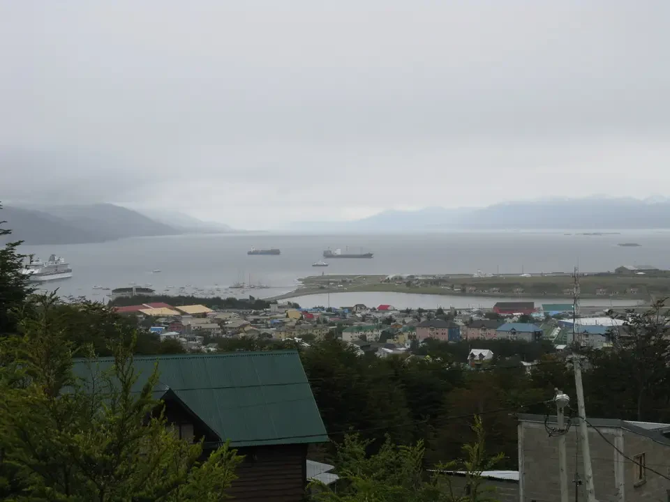 Panorama della città di Ushuaia vista attraverso il paesaggio patagonico nebbioso.