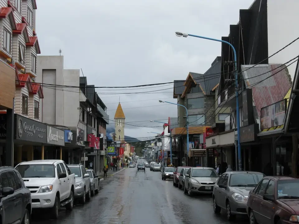 Una strada cittadina umida in Patagonia con edifici storici ai lati.