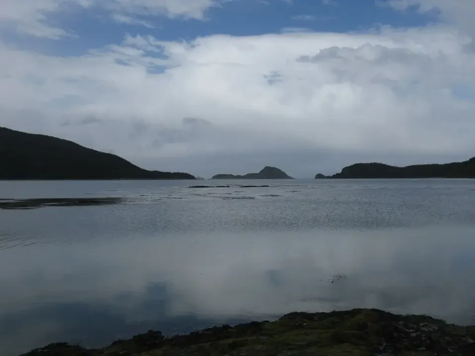 Paesaggio lacustre con isole e montagne nebbiose in Patagonia.