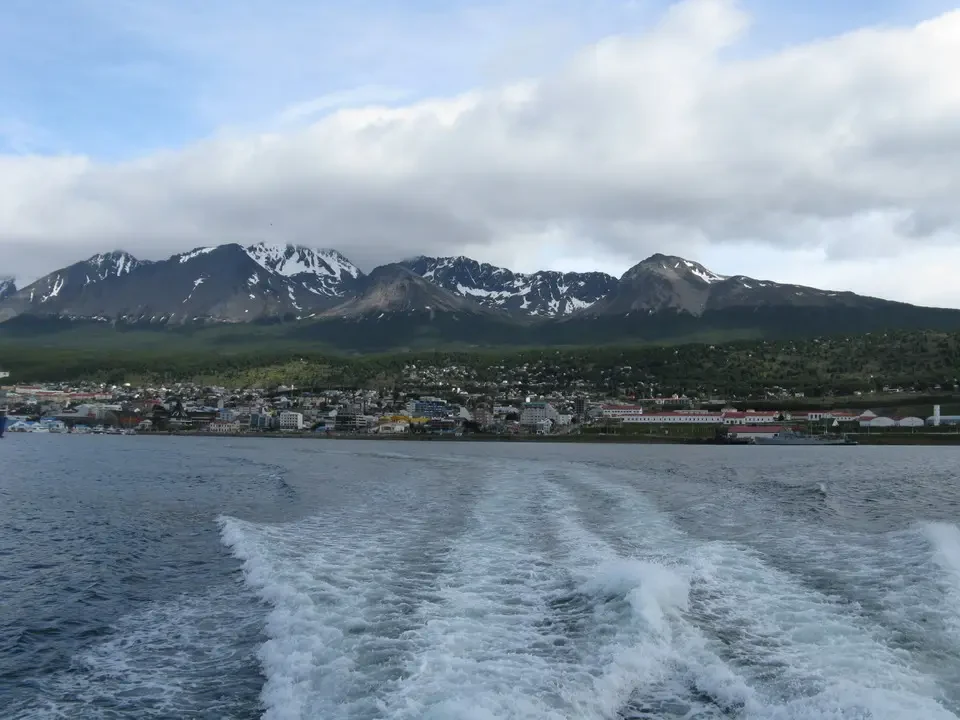 Paesaggio montano e costiero della Patagonia visto dalla barca.