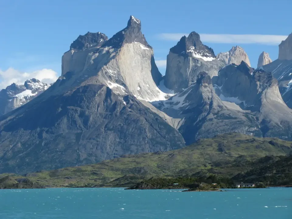 Le guglie montuose del Parco Nazionale di Paine con i loro cuernos dominano il paesaggio patagonico.
