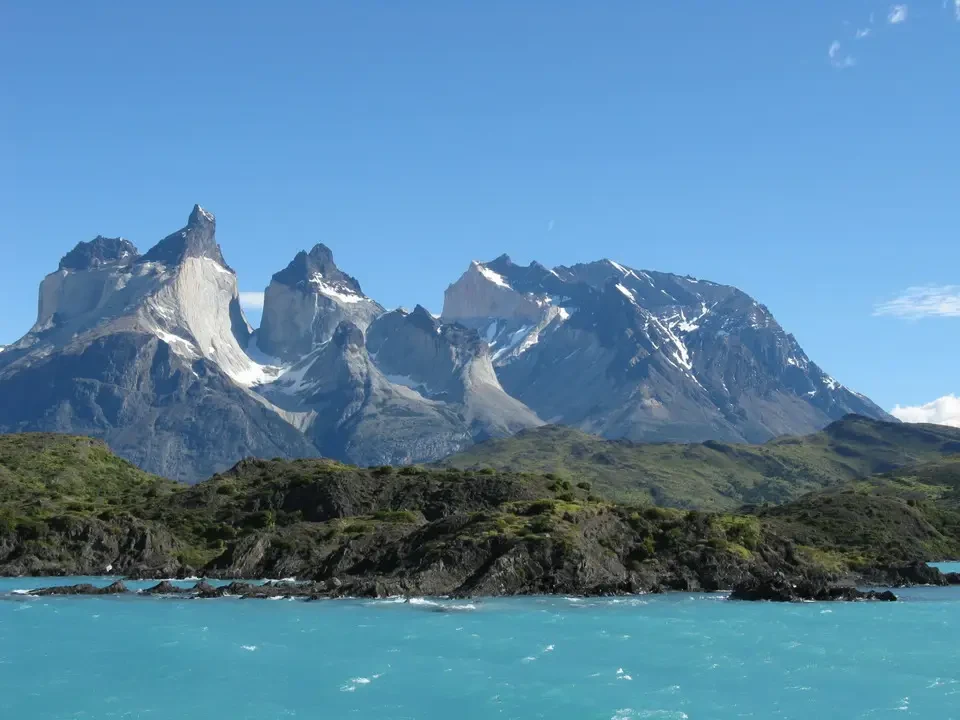 Le cime montuose del Parco Nazionale Paine con i Cuernos dominano il paesaggio patagonico.