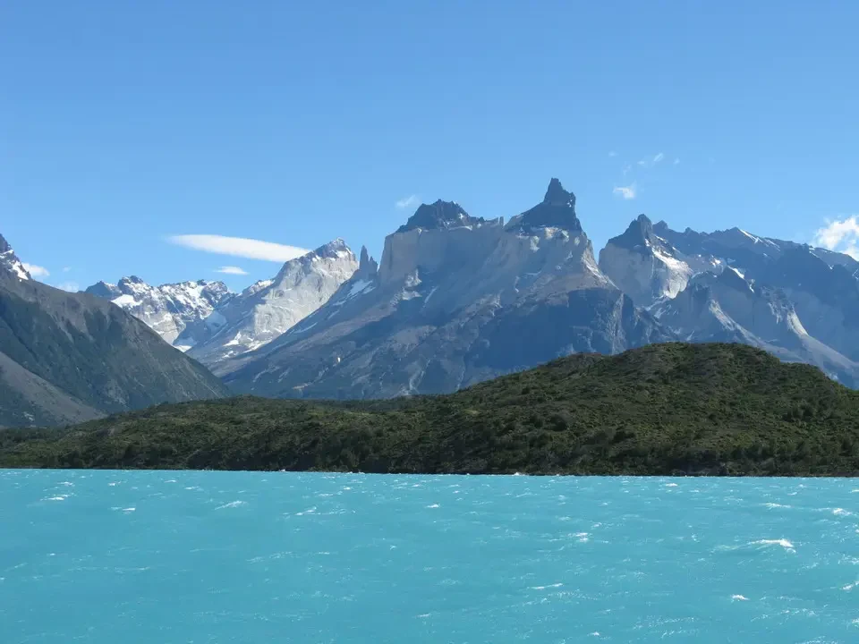 Le cime montuose del Parco Nazionale Paine con i Cuernos dominano il paesaggio patagonico.
