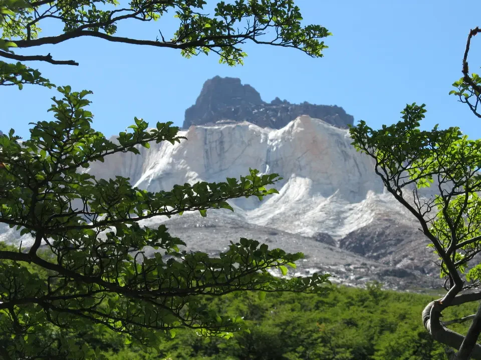Le cime dei Cuernos nel Parco Nazionale di Paine sotto un cielo azzurro.