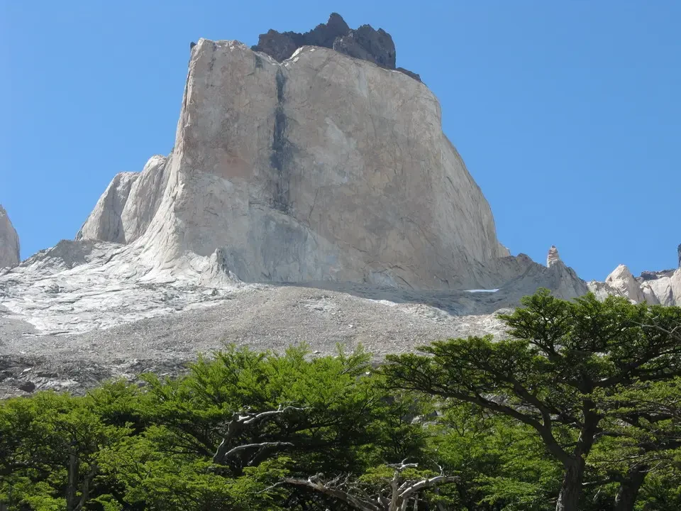 Le imponenti guglie rocciose del Parco Nazionale Paine dominano il paesaggio patagonico.