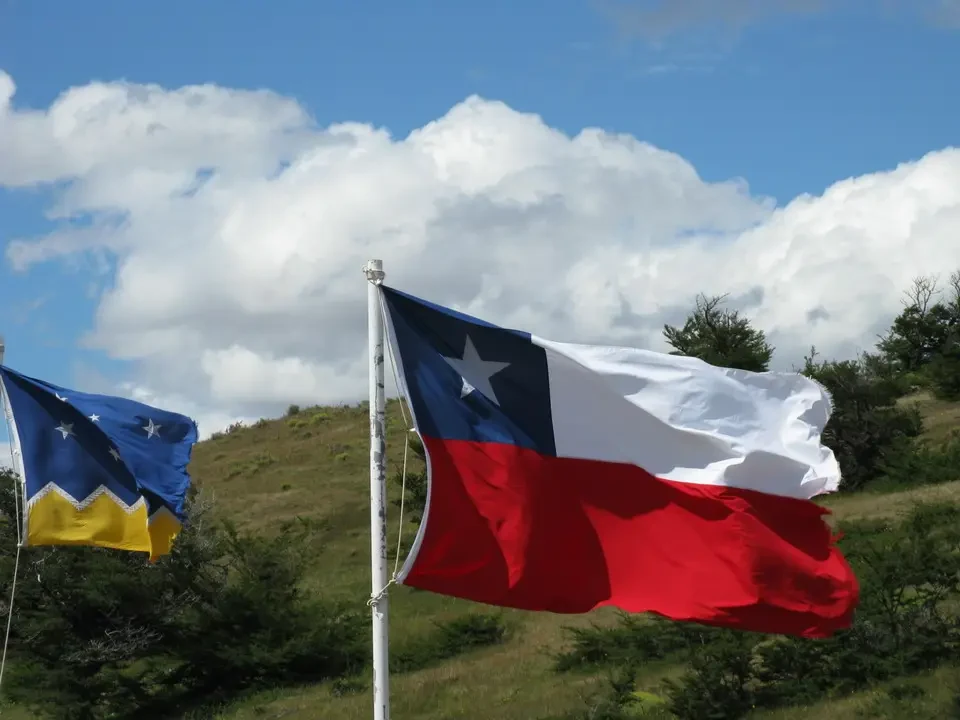 La bandiera messicana sventola sopra un paesaggio montano in Patagonia.