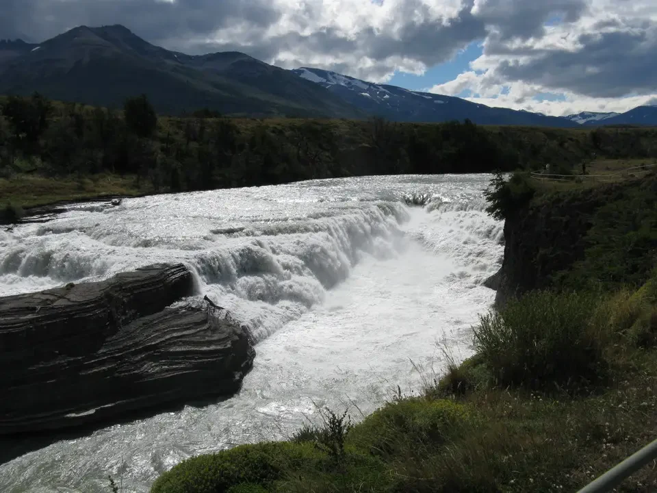 Una cascata potente scorre attraverso un fiume roccioso in Patagonia.
