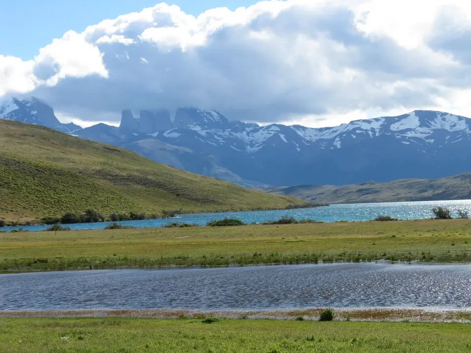 Un lago blu circondato da montagne innevate in Patagonia.