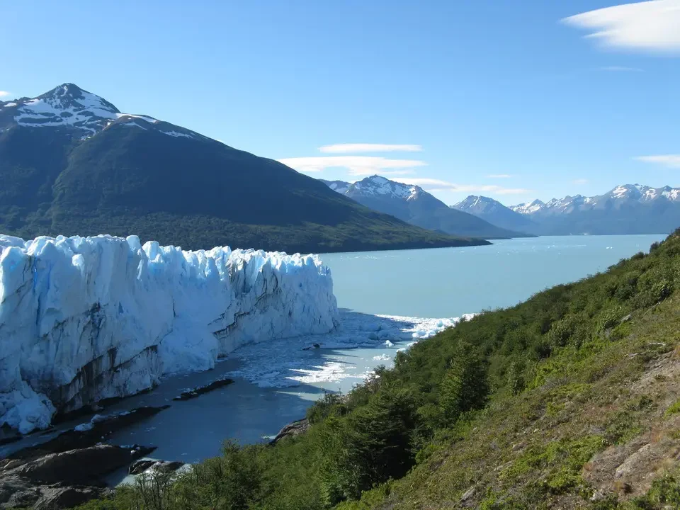 Ghiacciaio che si estende lungo la riva di un lago patagonico.
