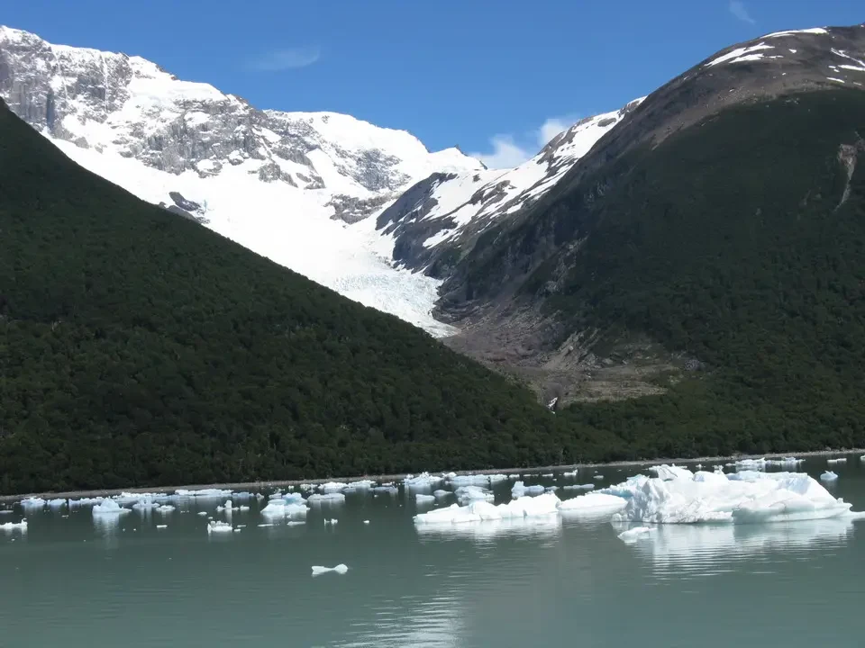 Paesaggio montano patagonico con ghiacciai e ghiacciai galleggianti sull'acqua.