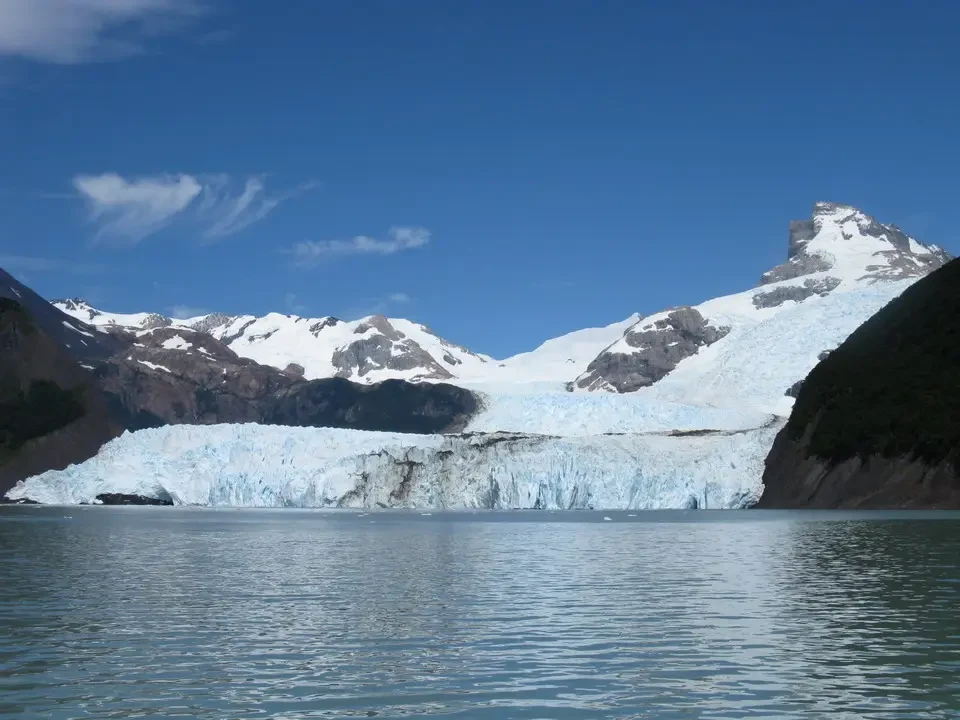 Ghiacciaio di Spegazzini con montagne innevate in Patagonia.