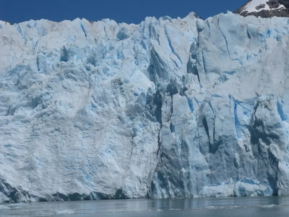 Ghiacciaio di Spegazzini nella Patagonia mostra imponenti ghiacciai blu e bianchi sotto un cielo sereno.