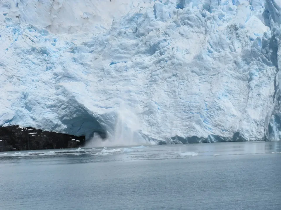 Il ghiacciaio di Spegazzini si tuffa nel lago ghiacciato.