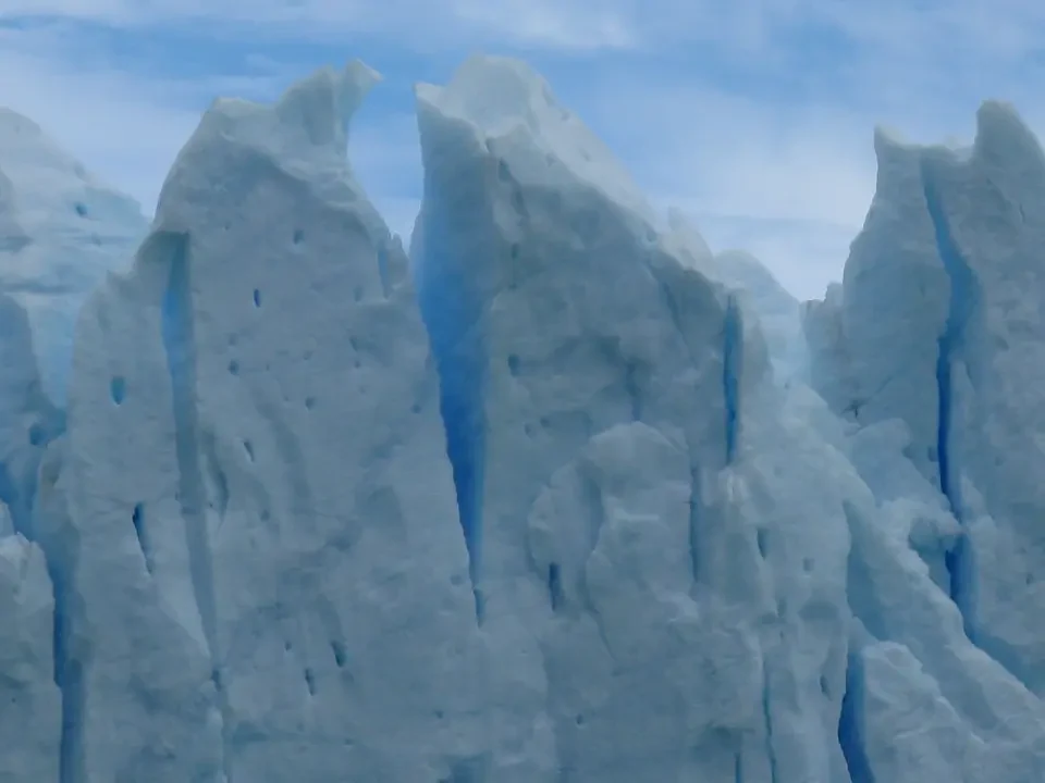 Ghiacciaio imponente e blu riflette il cielo sopra la Patagonia.