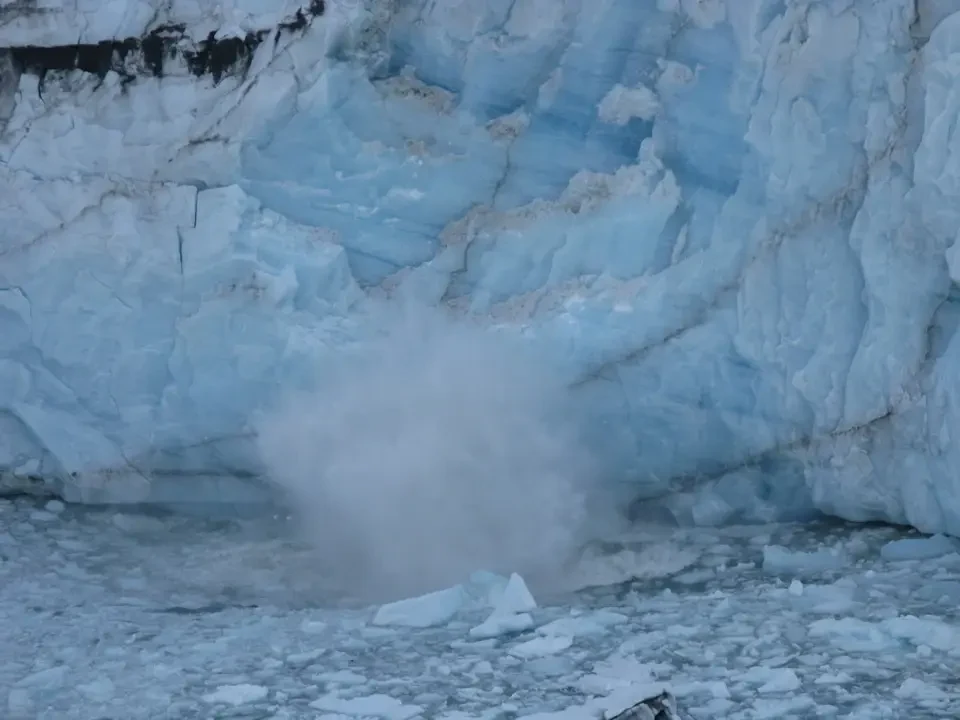 Ghiacciaio del Lago Argentino con vapore che si alza dalla superficie ghiacciata.