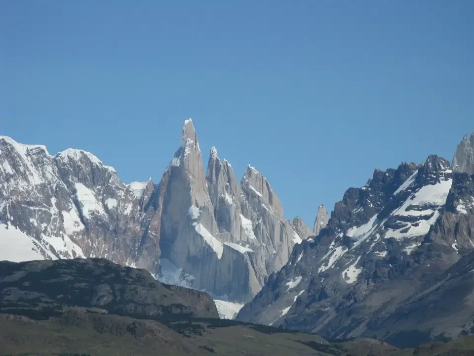 Paesaggio montano imponente e innevato della Patagonia.