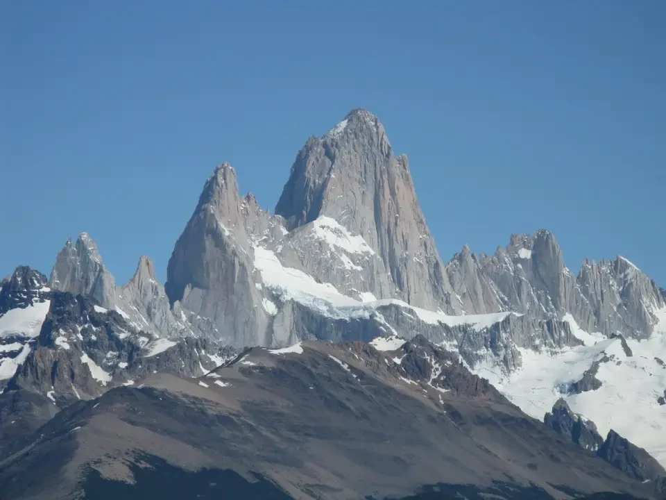 Paesaggio montano imponente della Patagonia con cime rocciose innevate.