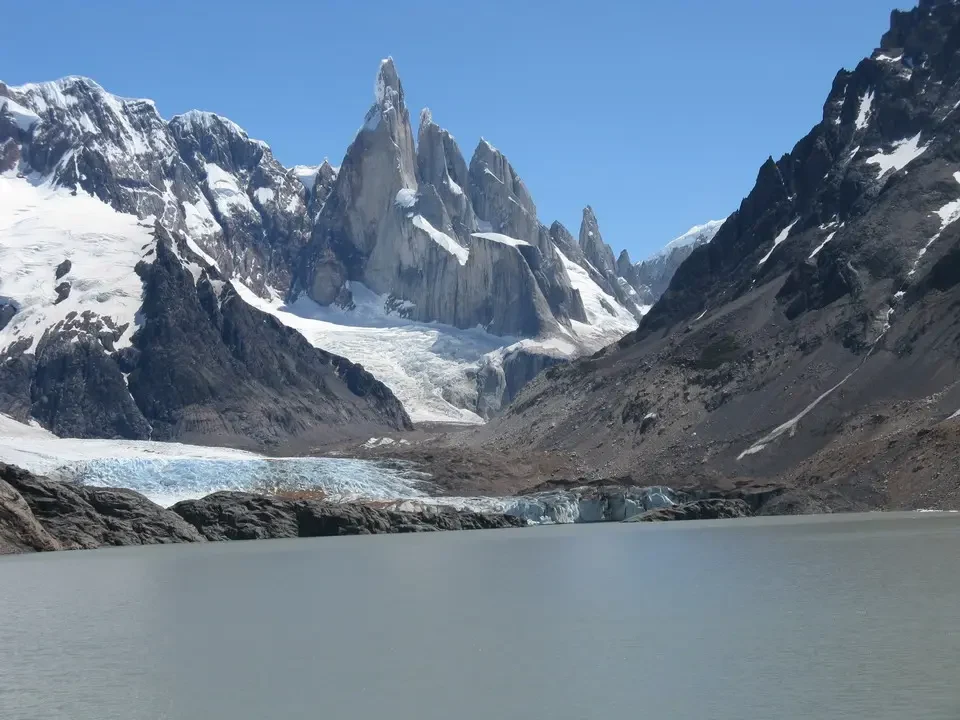 Paesaggio montano imponente con ghiacciai e montagne rocciose in Patagonia.