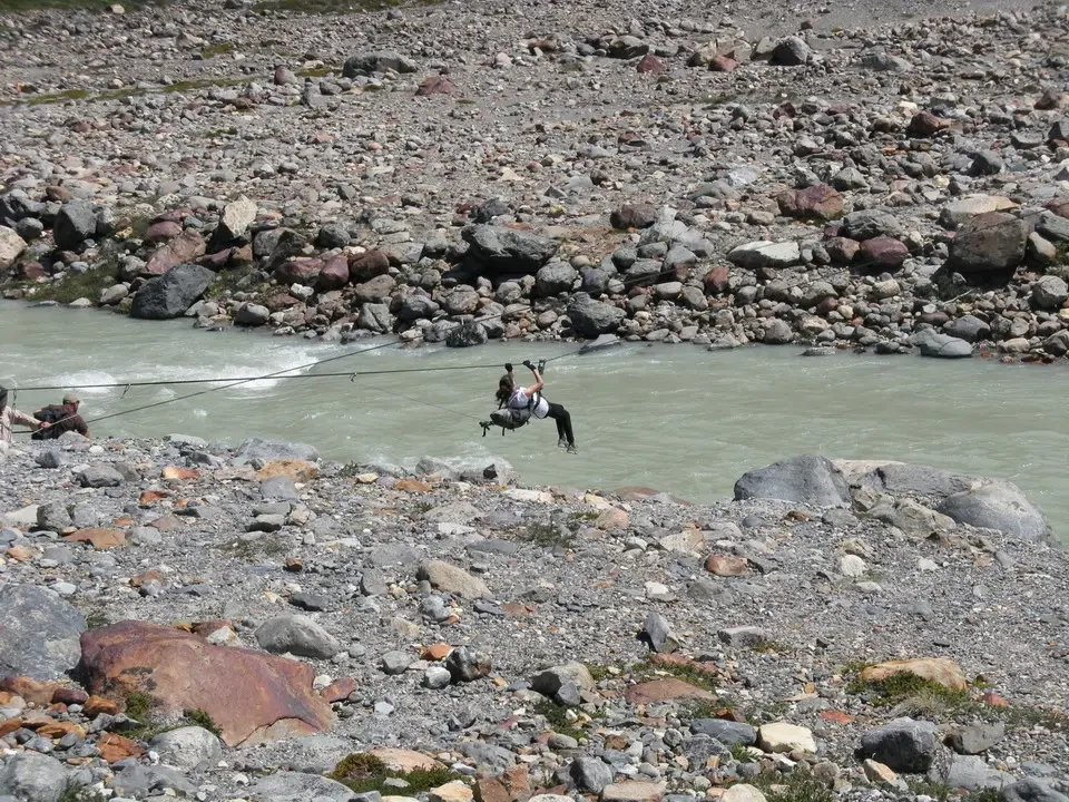 Persone navigano un fiume roccioso in Patagonia.